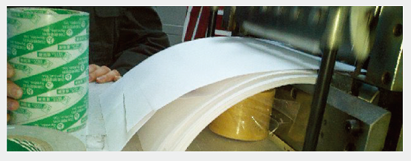 卷筒纸切张时由于材料底纸张力大导致的单张材料弯曲变形